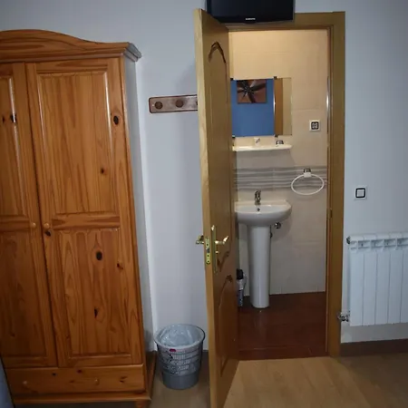 15 De Mayo Vendégház La Pola de Gordon