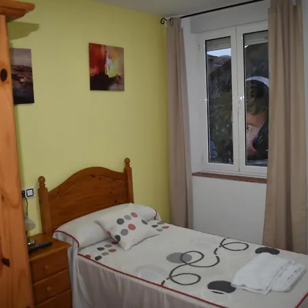 15 De Mayo Vendégház La Pola de Gordon